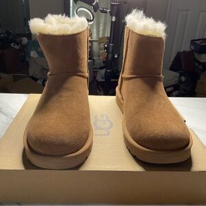 UGG w mini Bailey logo strap